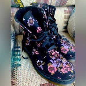 RARE Doc Martens   size 7